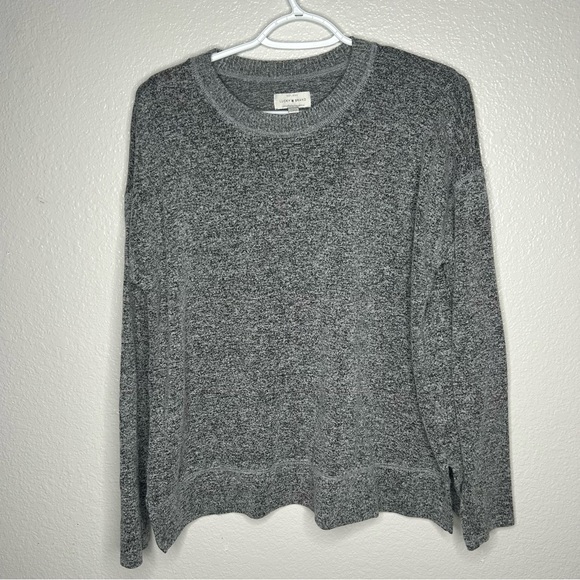 Women’s gray crewneck, long sleeve shirt - Picture 7 of 7